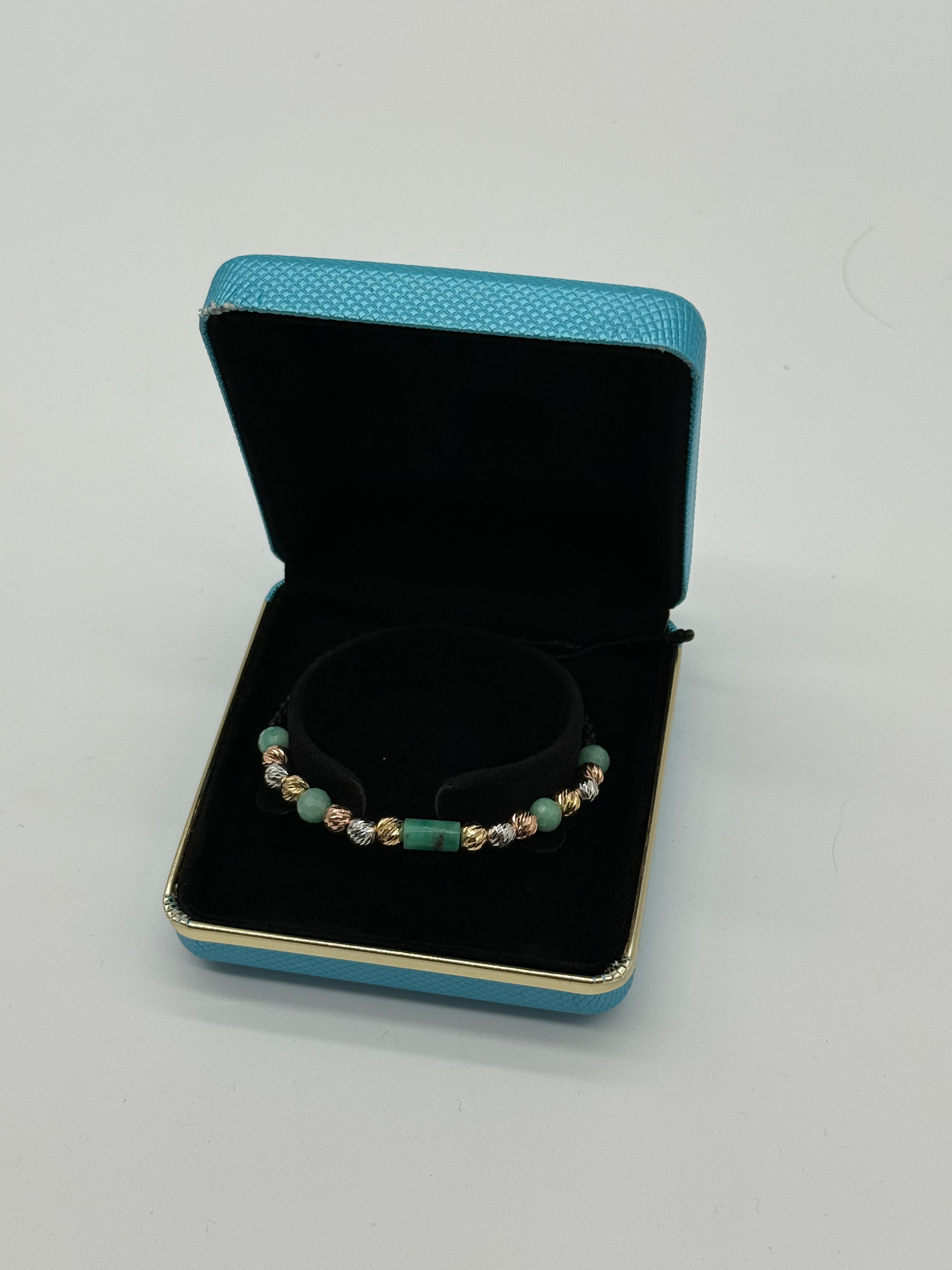 pulsera elaborada con balines diamantados 6mm en los tres oros y esmeraldas 100% naturales.